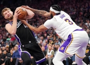 英雄联盟总决赛2025-湖人横扫马刺，布克带队取胜