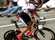 英雄联盟总决赛时间-引擎低吼，冷面依旧，伦纳德在F1揭幕战之夜的无声绝杀