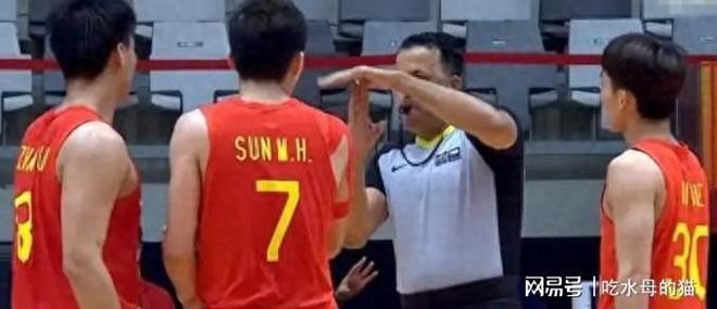 抛开重伤，球迷拥护裁判判罚