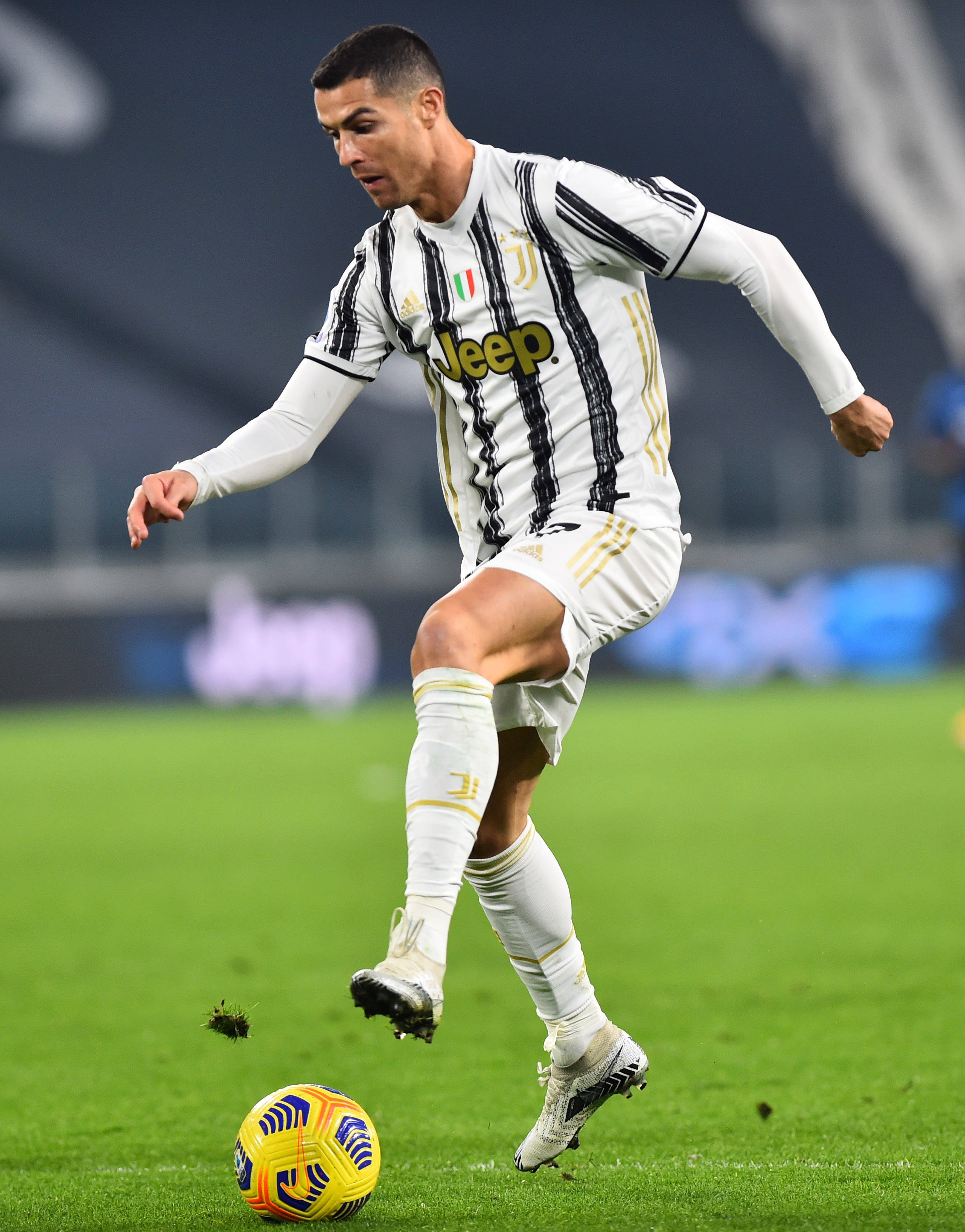 关于尤文图斯客场战平都灵，战绩略有回升的信息