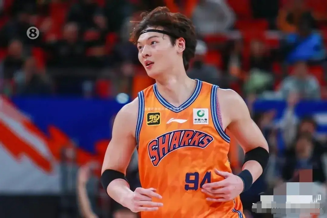 关于上海大鲨鱼队以微弱优势赢得比赛,巩固前四名位置的信息 关于上海大鲨鱼队以微弱优势赢得比赛,巩固前四名位置的信息