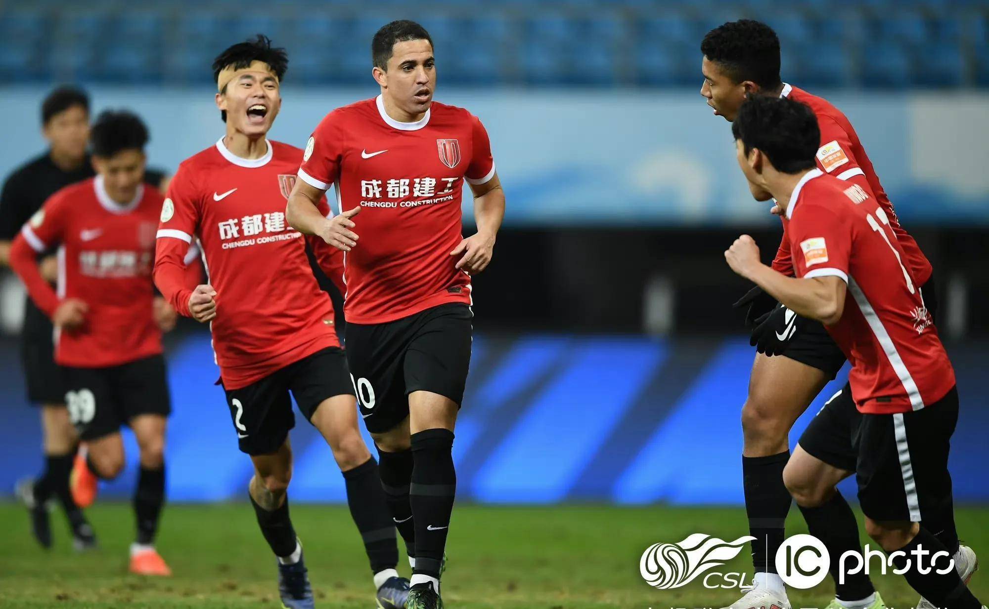 包含KT险胜DFM，卡塞米罗操刀奇招英雄翻盘强强对话成都决赛之夜，让粉丝疯狂欢呼的词条