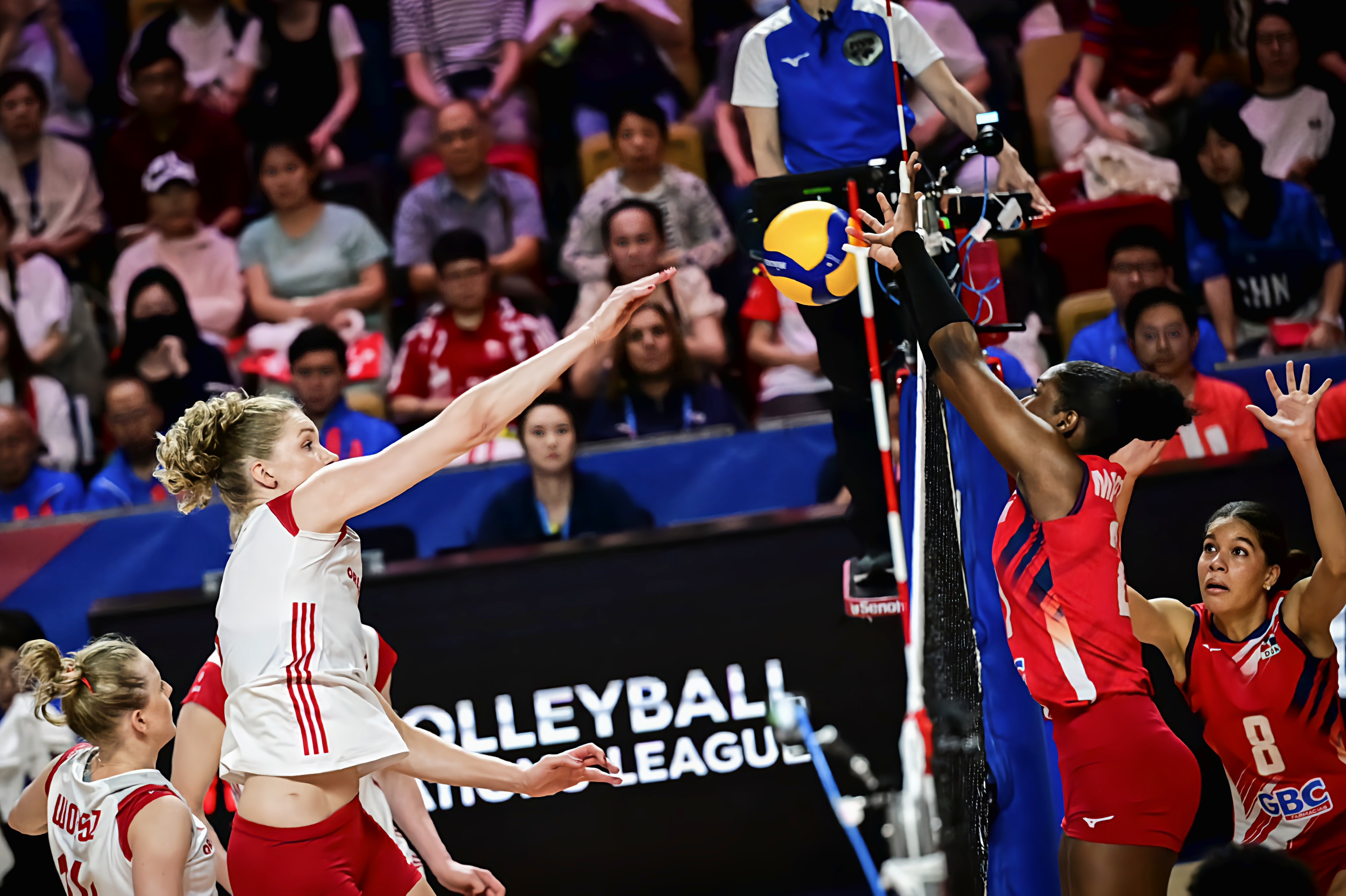 波兰女子足球队展现出色实力