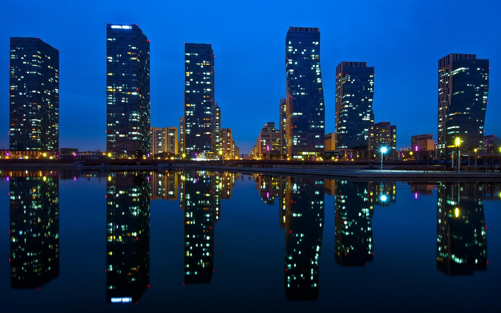 疾驰的孤影与绿茵的救世主,当F1争冠夜遇上三笘薰的承诺